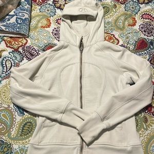 Lululemon scuba jacket. In good condition, no holes no rips no tears.